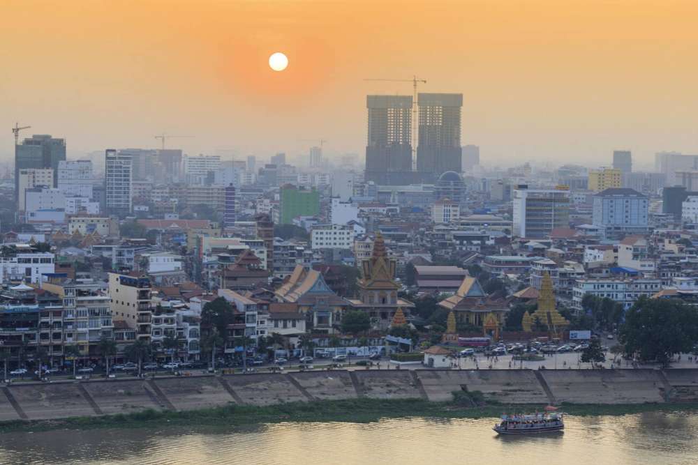 Vista di Phnom Penh lungo il fiume